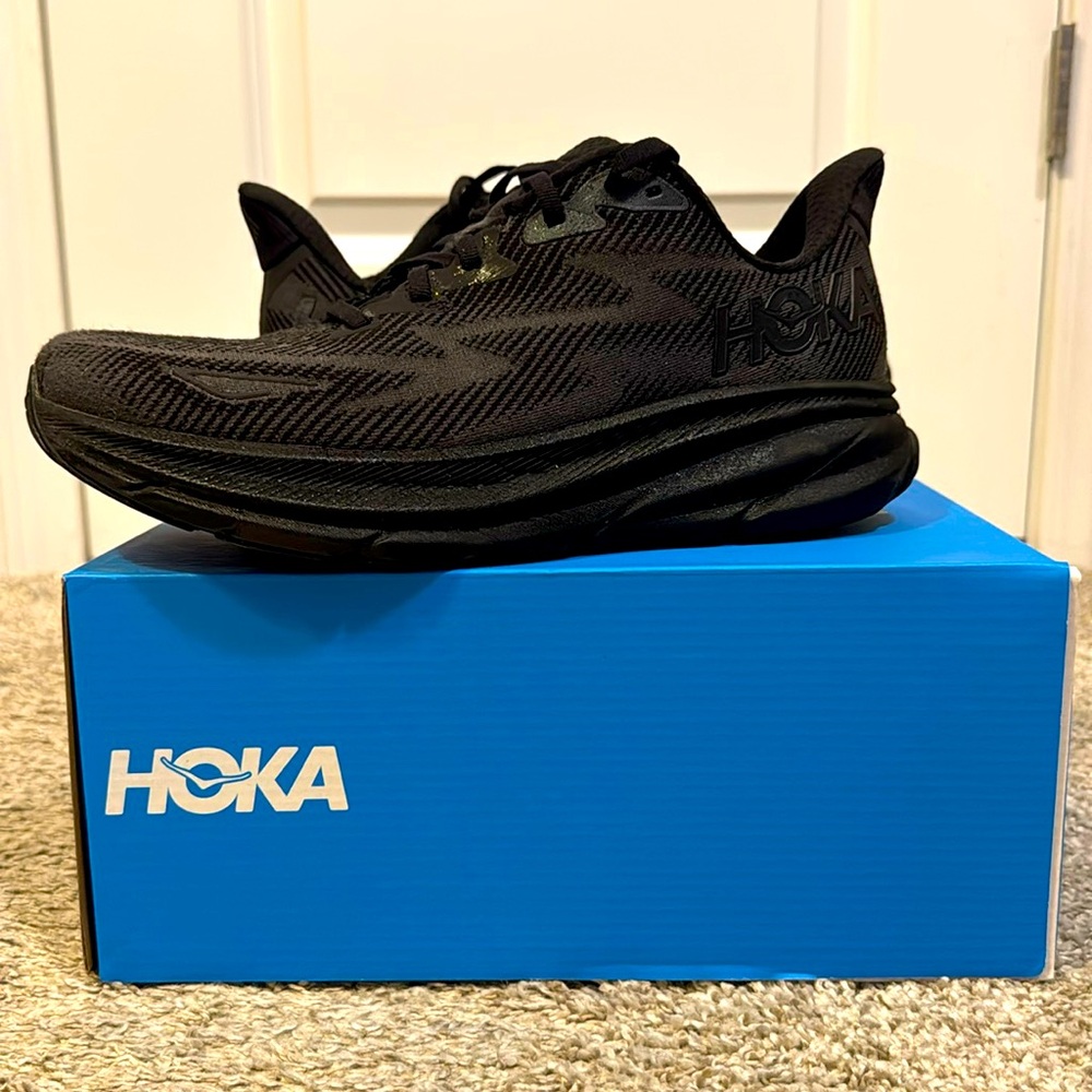 Hoka Clifton 9 - Triple Black.